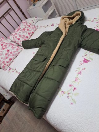Anorak largo reversible verde.