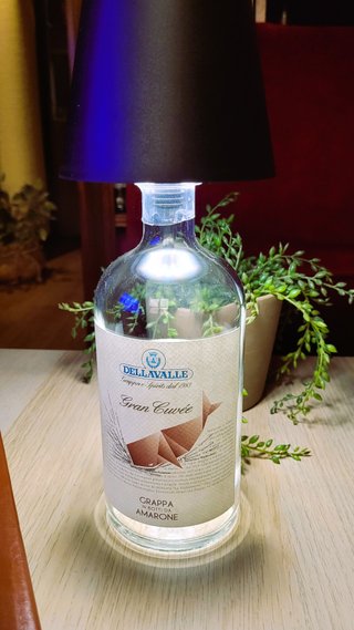 Lampada da tavolo design bottiglia