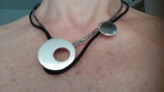 Collar doble con colgantes circulares