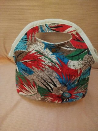 Lonchera con diseño floral