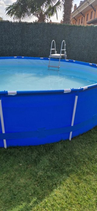 Piscina desmontable azul y blanca