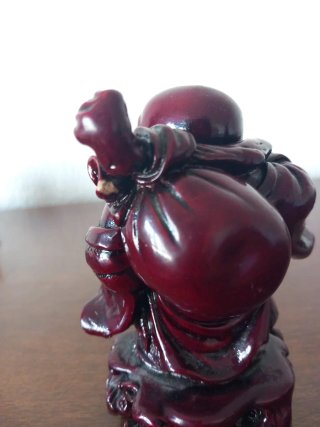 Buda Feliz Viajero Rojo