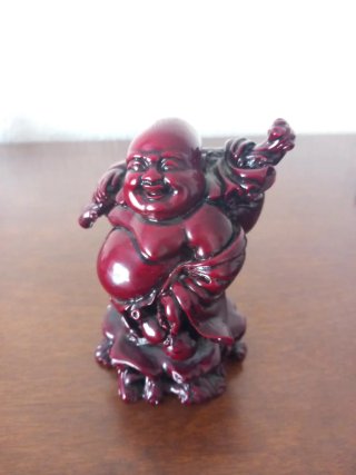 Buda Feliz Viajero Rojo