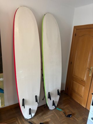 Tabla de surf roja y verde con diseño floral