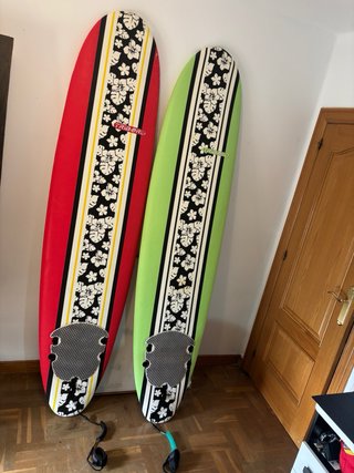 Tabla de surf roja y verde con diseño floral