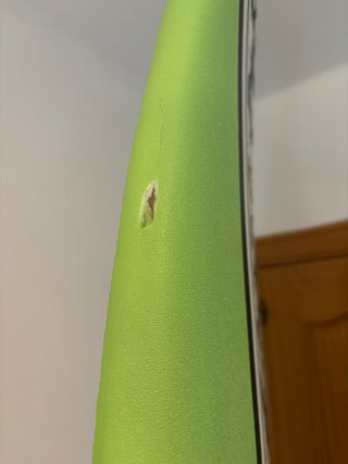 Tabla de surf roja y verde con diseño floral
