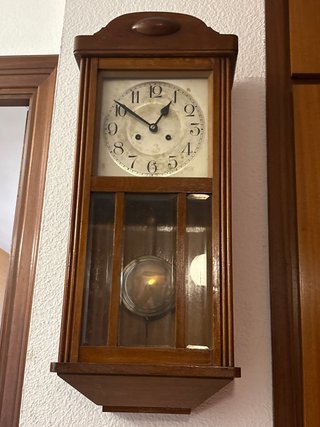 Reloj de pared antiguo de cuerda