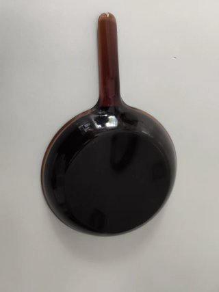 Sartén de vidrio negra y marrón