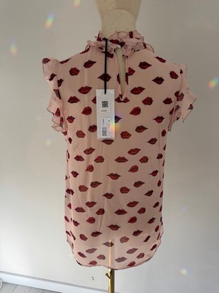 Blusa IKKS rosa con estampado de labios