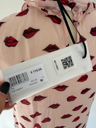 Blusa IKKS rosa con estampado de labios