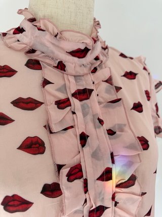 Blusa IKKS rosa con estampado de labios