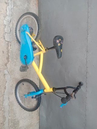Bicicleta infantil amarilla y azul