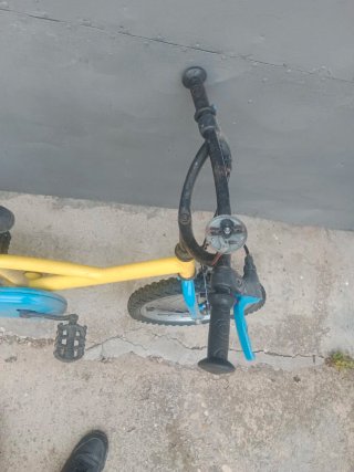 Bicicleta infantil amarilla y azul