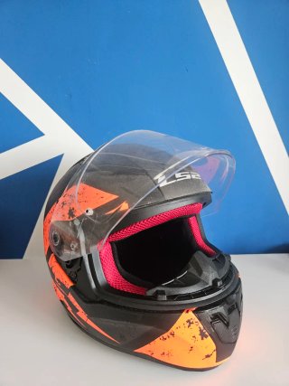 Casco de moto LS2 negro y naranja