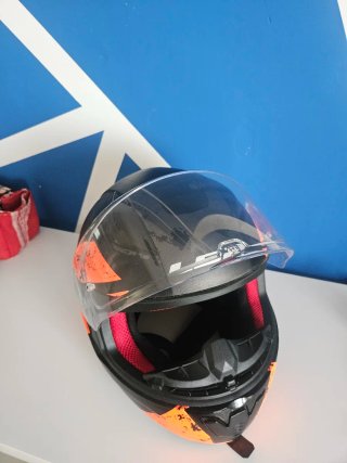 Casco de moto LS2 negro y naranja