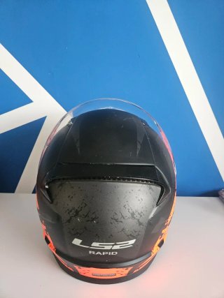 Casco de moto LS2 negro y naranja