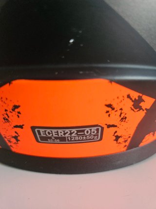 Casco de moto LS2 negro y naranja