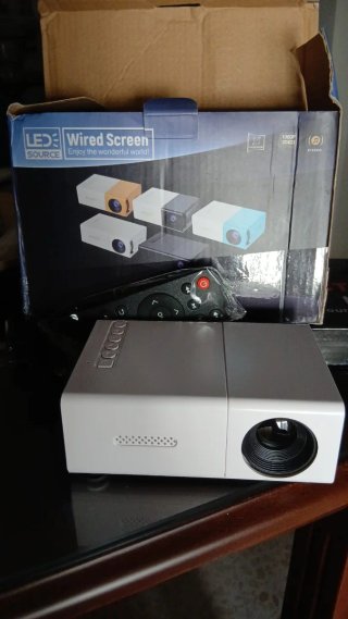 Mini proyector LED SOURCE con mando