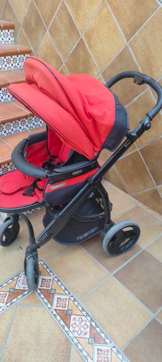 Carrito de bebé rojo y negro