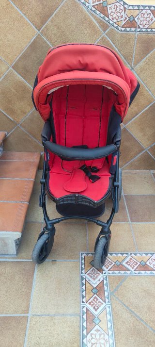 Carrito de bebé rojo y negro