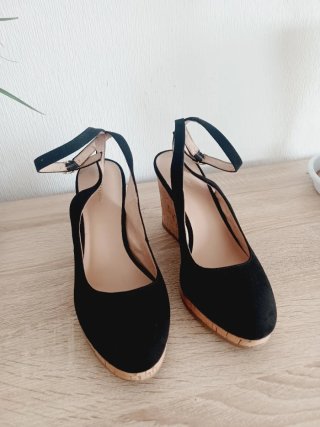 Sandalias negras de cuña con pulsera.