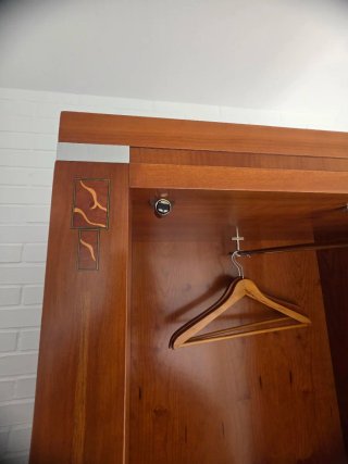 Vitrina de madera maciza con marquetería