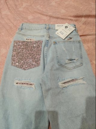 Jeans strappati con paillettes