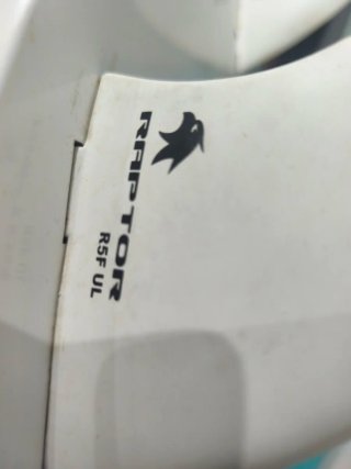 Tabla de surf blanca con diseño azul