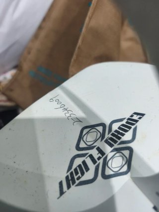 Tabla de surf blanca con diseño azul