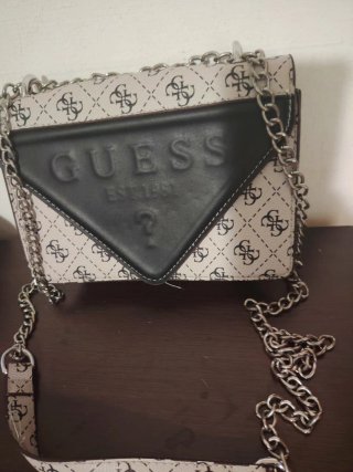 Bandolera Guess monogram cadena plateada