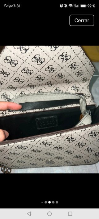 Bandolera Guess monogram cadena plateada