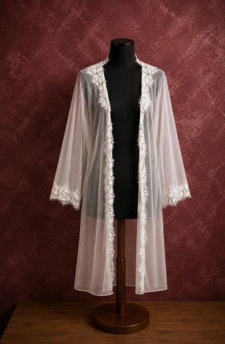 Bata lencera de tul y encaje. Estilo Kimono