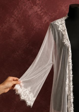 Bata lencera de tul y encaje. Estilo Kimono