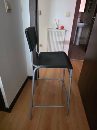 Taburete alto negro y plateado