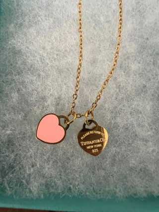 Collar Tiffany & Co. doble corazón rosa y oro