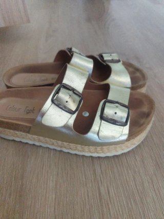 Sandalias doradas con hebillas