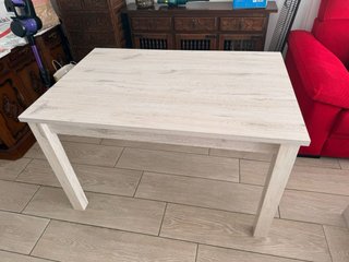 Mesa comedor extenexten y centro elevable y cajón.