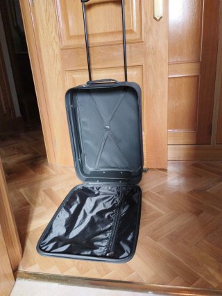 Maleta trolley negra con ruedas