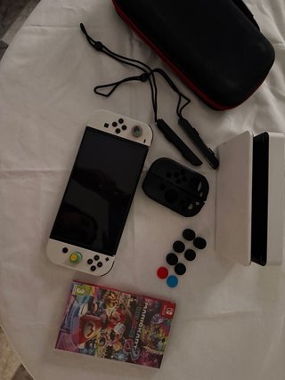 Nintendo Switch OLED + Mario Kart 8 Deluxe