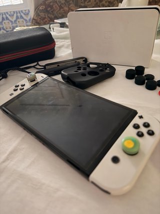 Nintendo Switch OLED + Mario Kart 8 Deluxe
