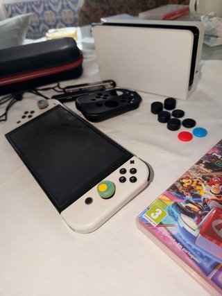 Nintendo Switch OLED + Mario Kart 8 Deluxe