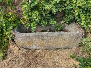 Piedras, tejas y puerta antigua