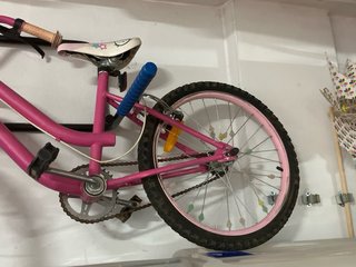 Bicicleta rosa infantil