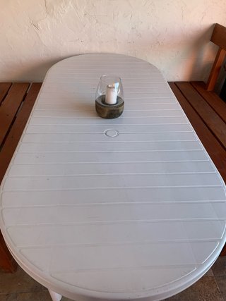 Mesa de exterior ovalada blanca