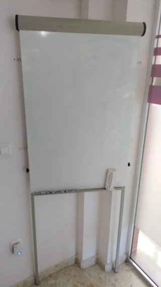 Pizarra blanca metálica con soporte