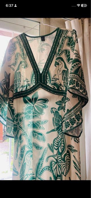 Vestido estampado tropical verde y blanco