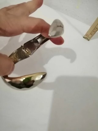 Bracciale rigido a molla effetto martellato