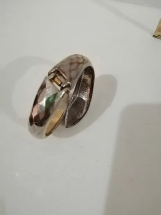 Bracciale rigido a molla effetto martellato