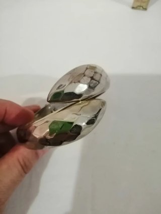 Bracciale rigido a molla effetto martellato