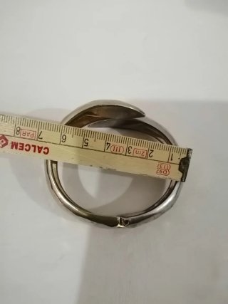 Bracciale rigido a molla effetto martellato